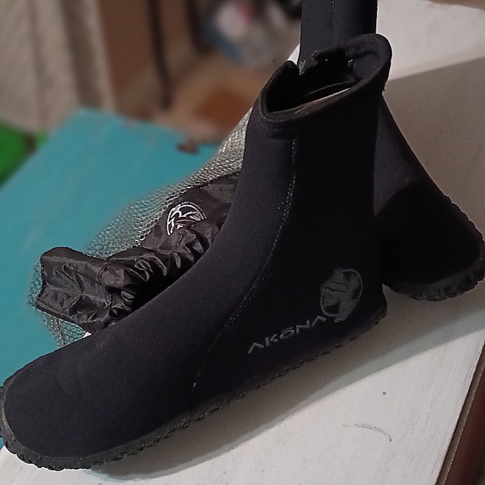 Brand New Unisex Akona Standard Tall 6mm Dive Booties
